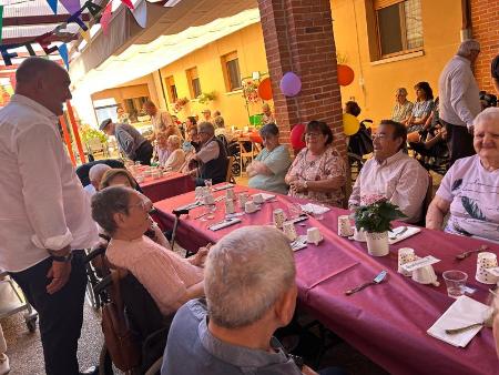 Imagen El equipo de profesionales de la residencia La Alameda de la Diputación y las personas que viven en el centro celebran el Día de la...