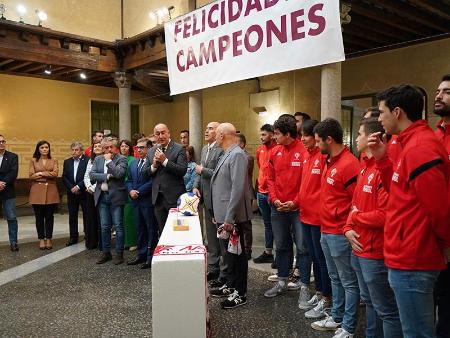 Imagen El primer equipo del Balonmano Nava comparte con la corporación provincial su ascenso a Liga ASOBAL y su firme creencia en el deporte...