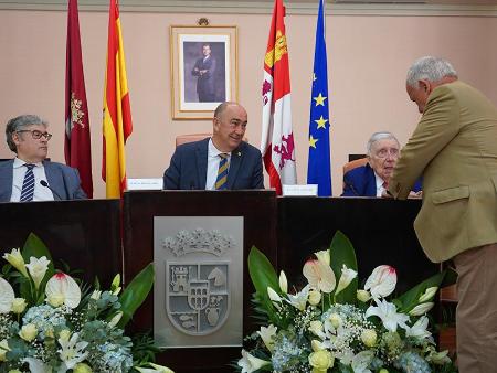 Imagen ‘El secreto del mago’ desvela el triunfo de Luis Alberto de Cuenca como ganador de la trigésima tercera edición del Premio...