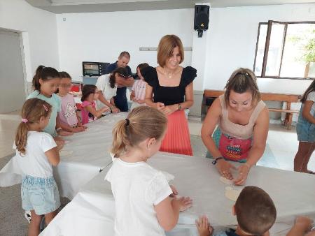 Imagen Los participantes del taller de 'Consume Rural para los más peques' en Martín Muñoz de las Posadas comparten recetas con la diputada...